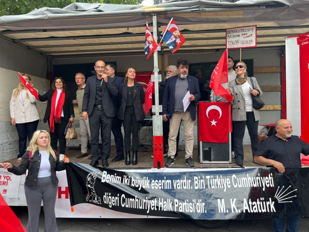 Berlin’de demokrasi, özgürlük ve adalet mitingi düzenlendi