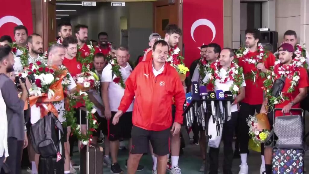 Avrupa ikincisi 12 dev adam havalimanında karşılandı… Ergin Ataman: Gururluyuz ama ben şahsım adına çok da üzgünüm