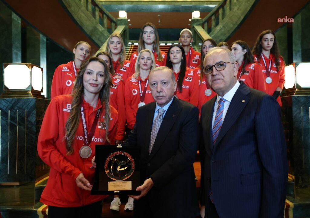 Cumhurbaşkanı Erdoğan, Dünya Şampiyonası’nda gümüş madalya kazanan A Milli Kadın Voleybol Takımını kabul etti