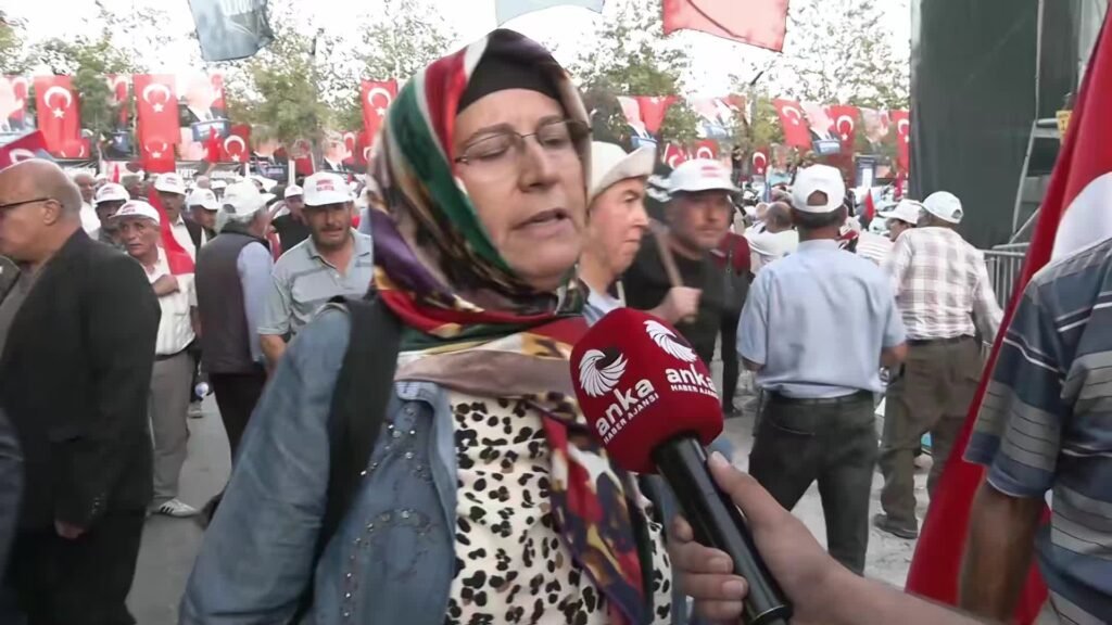 İYİ Parti’nin Mersin’deki “Birinci Vazifen” mitingine katılan vatandaş: “İstiklal Marşı’ndan korkandan, Andımızı kaldıranlardan sorun çıkar”