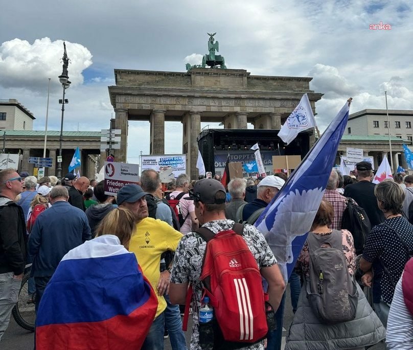 Berlin’de binlerce kişi, Gazze’deki savaşa karşı barış çağrısında bulundu