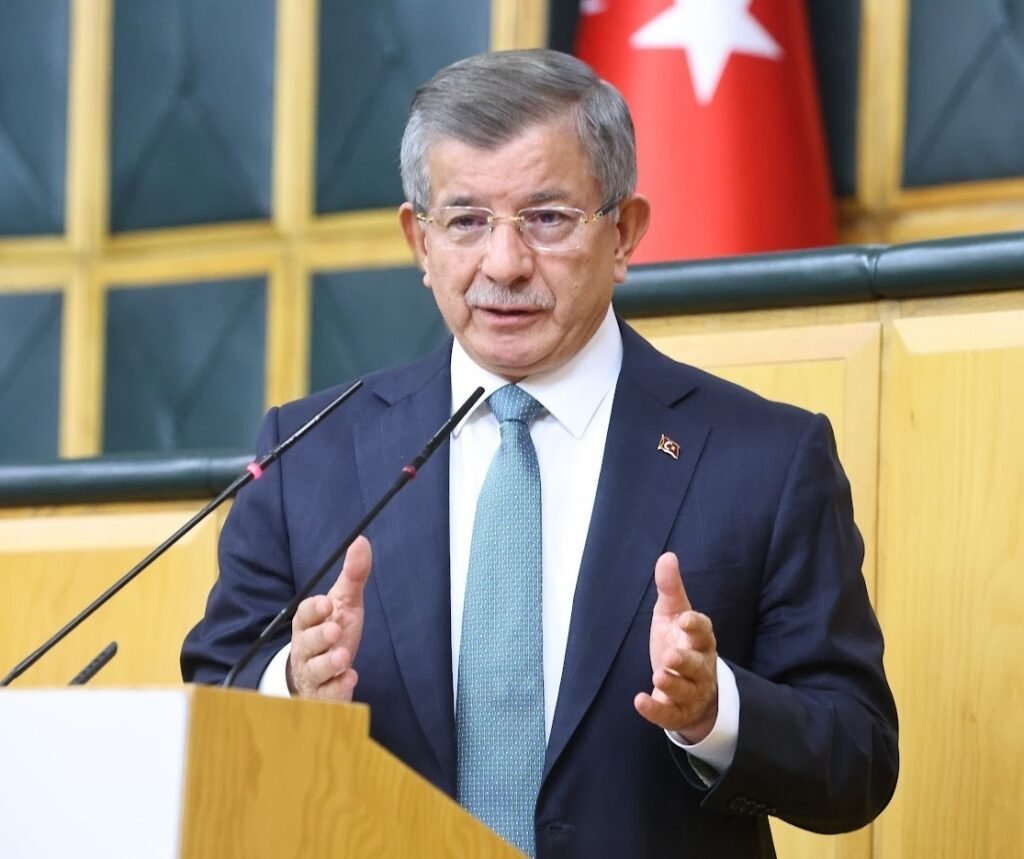 Davutoğlu, İslam İşbirliği Teşkilatı ve Arap Ligi Ortak Liderler zirvesinin bildirisine tepki gösterdi: “Siz kınarken İsrail Gazze’de topyekun saldırı başlattı”