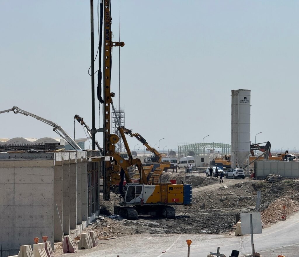 Depremde hasar gören Hatay Havalimanı’nın yeniden aynı yere yapılmasına uzmanlardan tepki: “Olası depremde, bu havalimanı yeniden hasar görecek”
