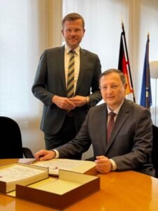 Marcus Konig Buyukelci 01