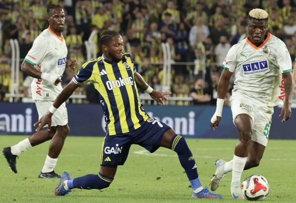 Fenerbahçe, Süper Lig’in ertelenen 1. hafta maçında konuk ettiği Alanyaspor ile 2-2 berabere kaldı.