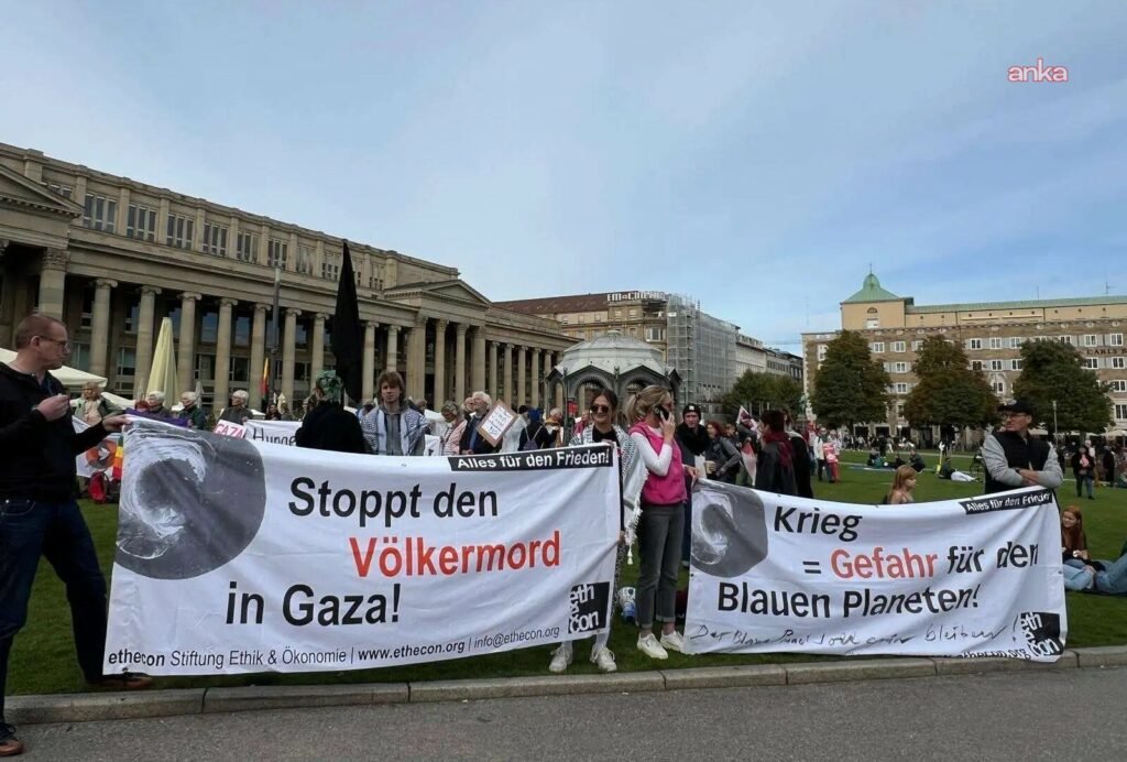 Almanya’nın Stuttgart kentinde binlerce kişi barış için yürüdü