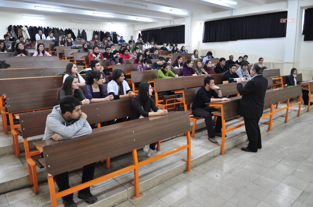 YÖK: Öğrenciler ve veliler, lisans eğitiminin 3 yıla indirilmesi çalışmalarından memnun