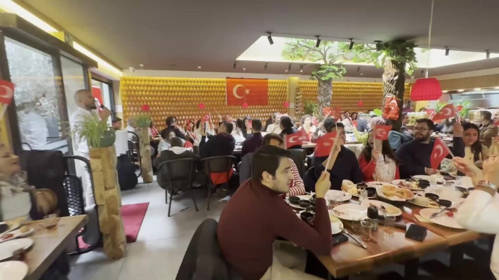 Almanya’nın 17 kentinde eş zamanlı olarak marşlar eşliğinde Cumhuriyet Bayramı kahvaltıları düzenlendi