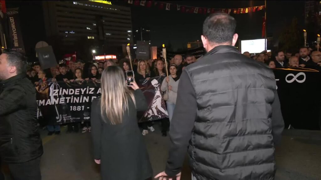 CHP Ankara İl Başkanlığından Anıtkabir’e meşaleli yürüyüş