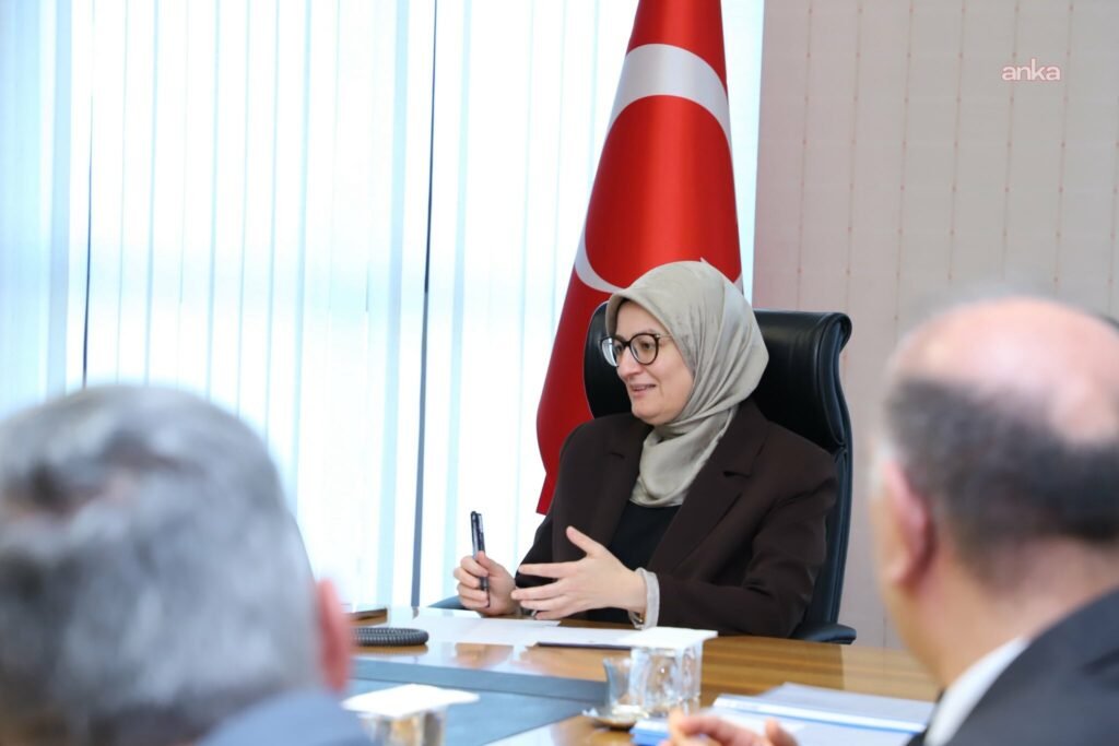 AK Partili Uygur: Sındırgı’da deprem bölgesinde faaliyet gösteren esnaflarımıza yeni destek imkanlarını hayata geçiriyoruz