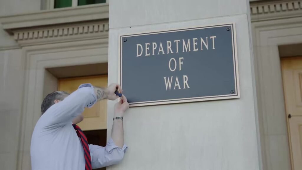 Pentagon’un girişine “Savaş Bakanlığı” tabelası yerleştirildi