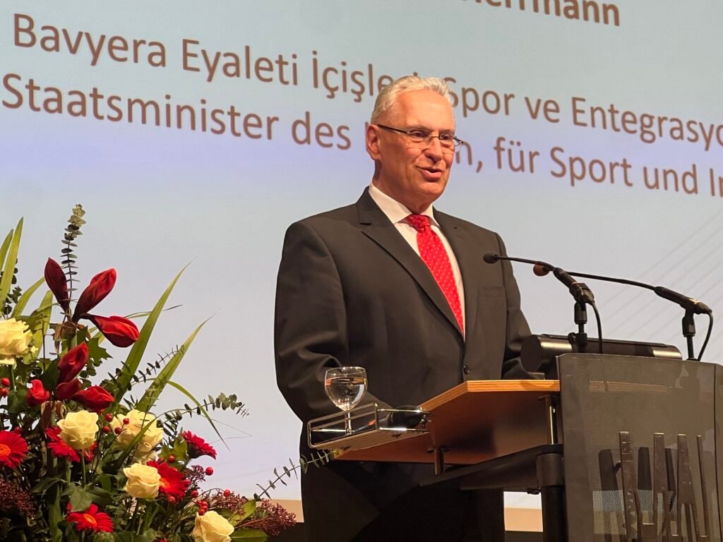 Almanya’da Noel pazarlarının açılmasıyla güvenlik önlemleri artırıldı.