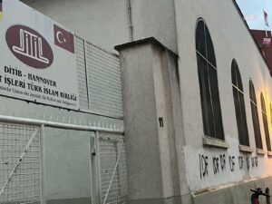 Hannover’de camilere İsrail ordusunu simgeleyen “IDF” yazıldı