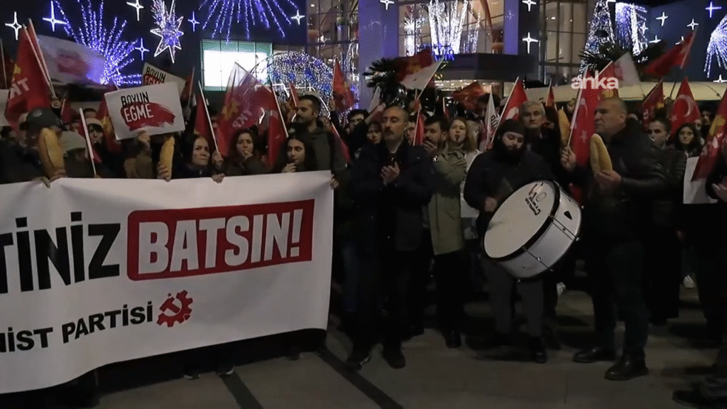 Asgari ücrete tepki sesleri Cevahir önünde yükseldi: Bize barınma, aç kal, öl diyorlar