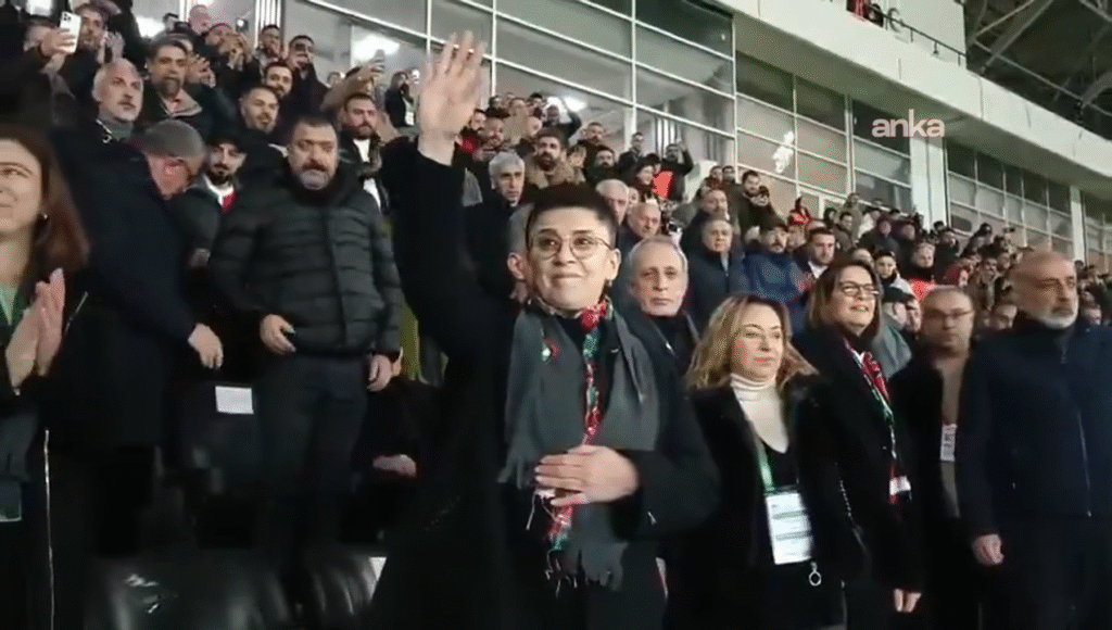 Leyla Zana Amedspor maçında… Tribünlerden yapılan “Leyla Zana onurumuzdur” tezahüratlarıyla karşılanan Zana, dakikalarca ayakta alkışlandı