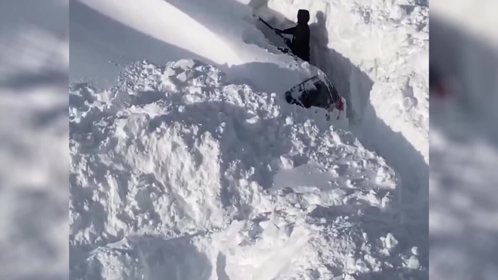 Rusya’nın Kamçatka bölgesinde kar kalınlığı metreleri aştı