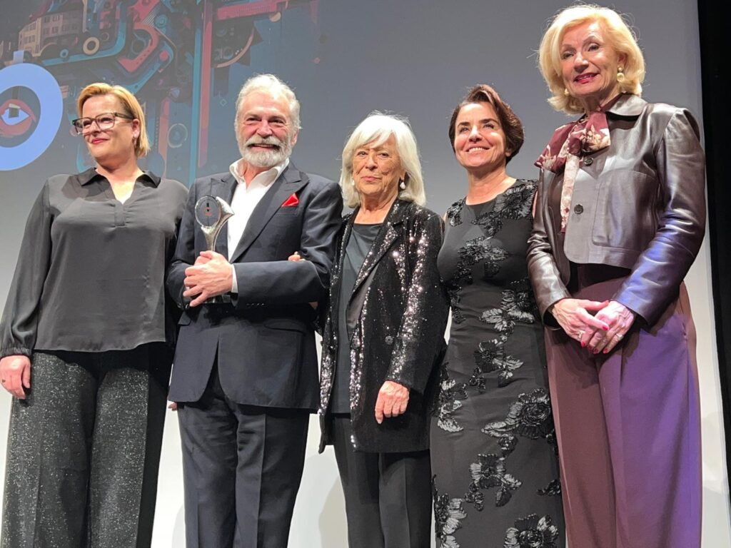 Türkiye-Almanya Film Festivali’nin Onur Ödülü Haluk Bilginer’e verildi. Bilginer: “Sanat politiktir ve politik olmaya devam edecektir”