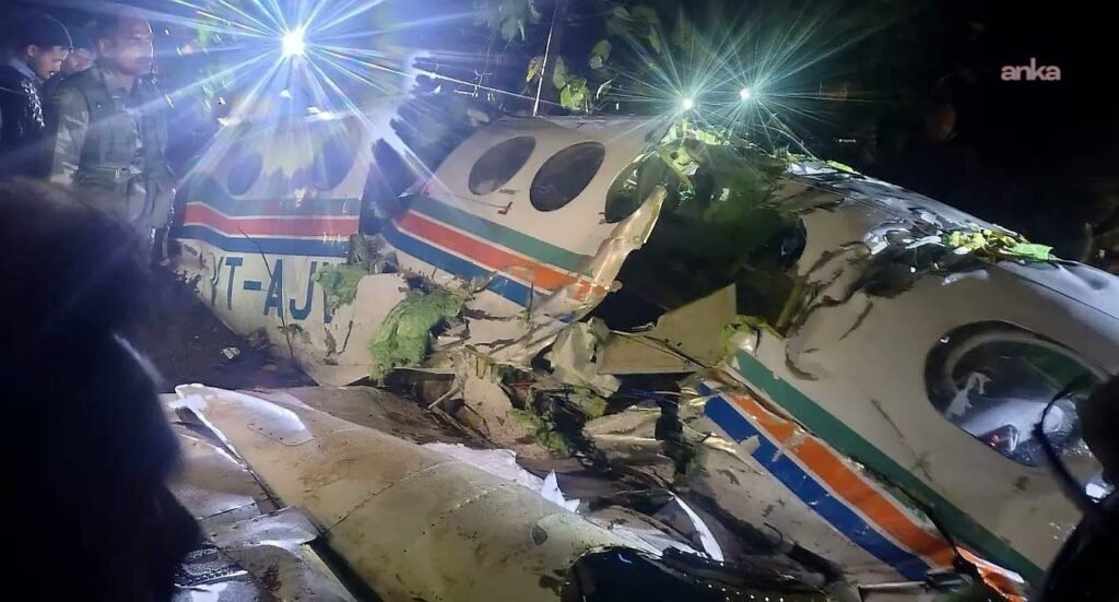 Hindistan’da ambulans uçak düştü: 7 kişi hayatını kaybetti