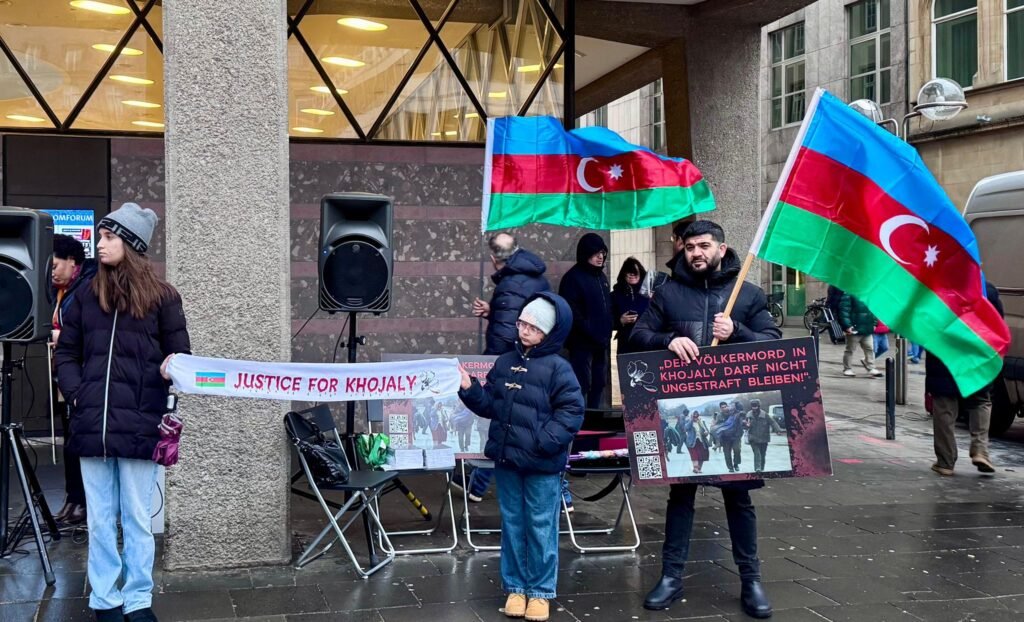 Köln Katedrali önünde Hocalı kurbanları anıldı