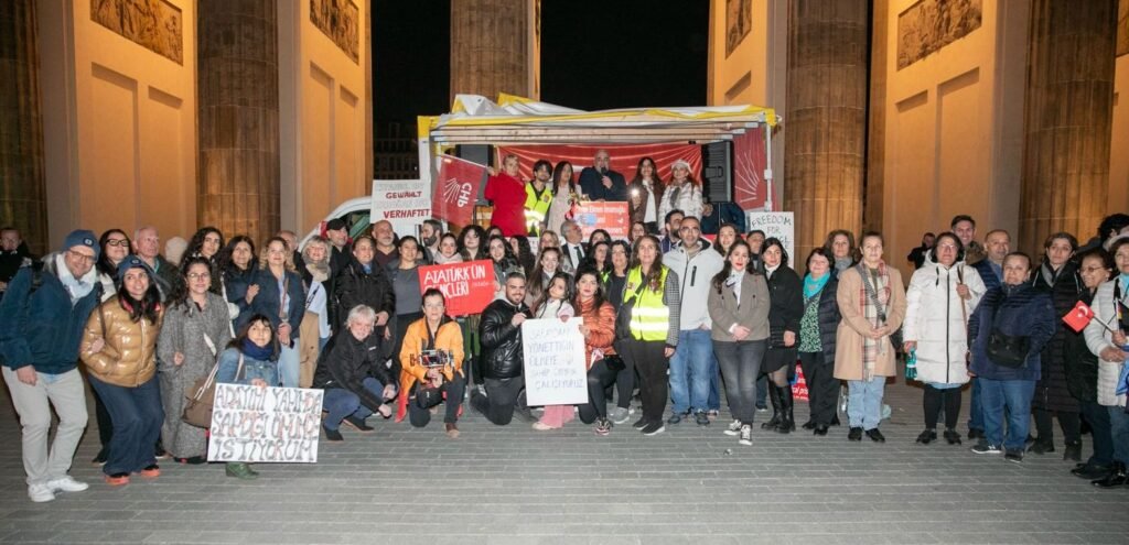 CHP Berlin Birliği, Brandenburg Kapısı önünde Ekrem İmamoğlu için dayanışma mitingi düzenledi