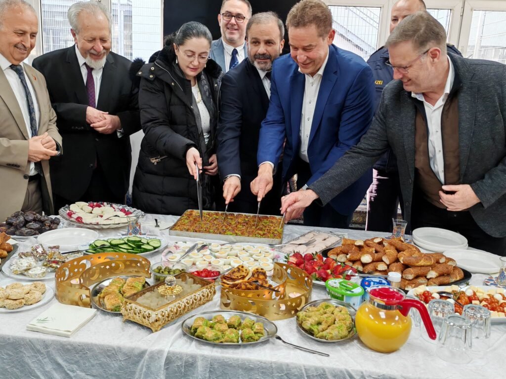 Almanya’nın Fürth kentinde düzenlenen bayramlaşma programında birlik ve dayanışma mesajları verildi