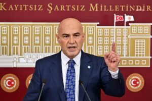 Turhan Çömez’den Çorumlu esnafa dava açılmasına tepki: “Esnaf feryat ediyor, kan ağlıyor haberin yok mu ey ‘vergimatik’ Mehmet Şimşek”