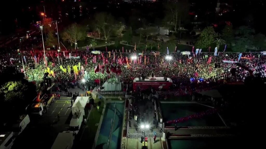 CHP’nin “Millet İradesine Sahip Çıkıyor” mitingi… Mansur Yavaş: “Her zaman Ekrem Başkan ve diğer başkanlarımızın arkasındayız”