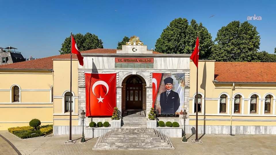 Fatih’te iki bina çöktü… İstanbul Valiliği: Enkaz altında kaldığı düşünülen 5 kişiden 3’ü kurtarıldı, 2 kişiyi arama kurtarma çalışmaları devam ediyor