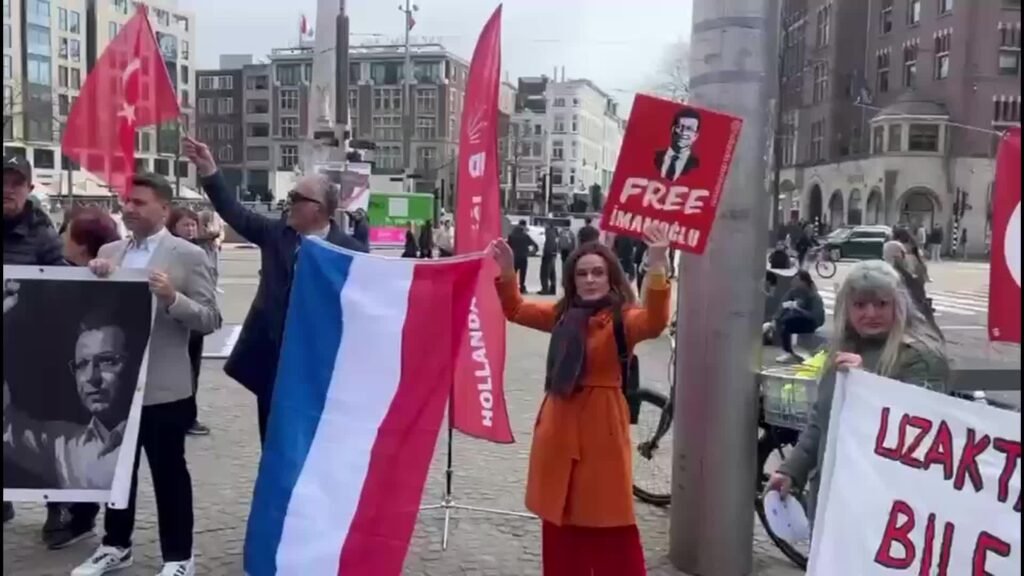 Ekrem İmamoğlu’nun tutukluluğunun birinci yılı, Hollanda’nın başkenti Amsterdam’da protesto edildi