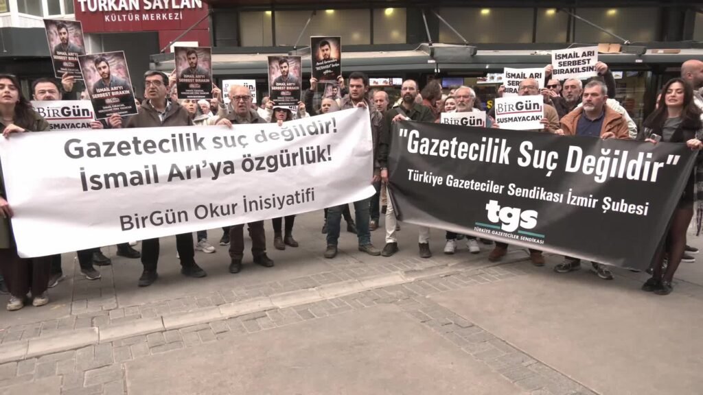 İzmir’de gazeteci İsmail Arı’nın tutuklanması protesto edildi