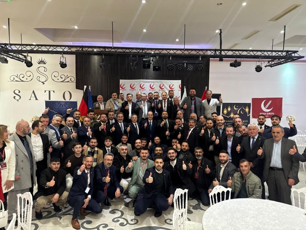 Yeniden Refah Partisi Genel Başkanı Fatih Erbakan Köln’de konuştu: “Milli Görüş zihniyeti kalsaydı ülkemiz bu kadar iç ve dış borca batmazdı”