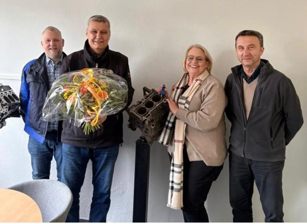 Emekli olan Türk motor ustası  iki ayrı fabrikadan  uğurlandı