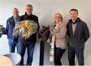 Emekli olan Türk motor ustası  iki ayrı fabrikadan  uğurlandı