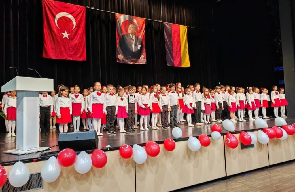 Gurbetçi Çocuklar 23 Nisan’ı Renkli Gösterilerle Kutladı