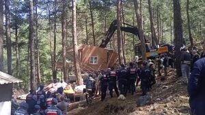 Osmaniye’de kaçak yayla evleri yıkıldı, sahipleri gözyaşı döktü