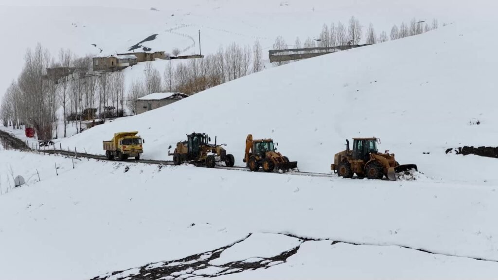 Van’da 54 yerleşim yerine ulaşım sağlanamıyor