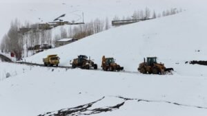 Van’da 54 yerleşim yerine ulaşım sağlanamıyor