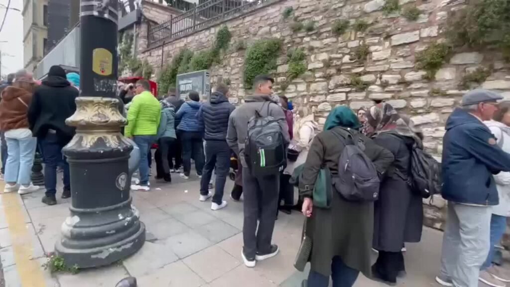 İBB’nin 1 TL kararı ardından Yerebatan’da ilk 5 saatte 5 bin yerli ziyaretçi… Tarihi sarınca halk akın etti