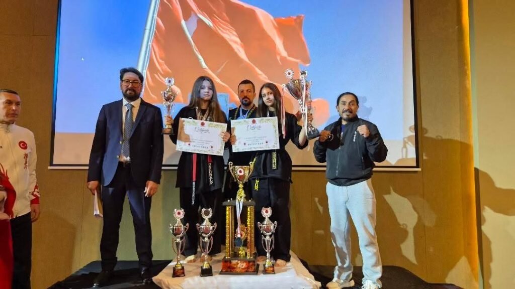 Almanya’daki bagatur sporcularından altın kemer ve şampiyonluk gururu