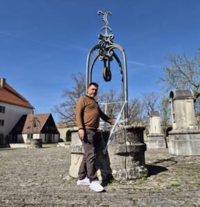 Almanya’da tarihi Wülzburg kalesinde 4 metre derinliğindeki su dolu sarnıca düşen çocuğu Balıkesirli Gündoğan kurtardı