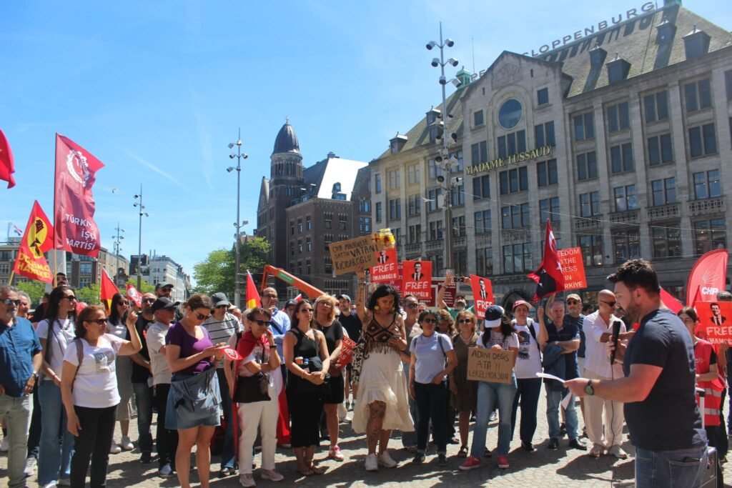 Hollanda’da CHP Kurultayı’nın iptaline karşı protesto