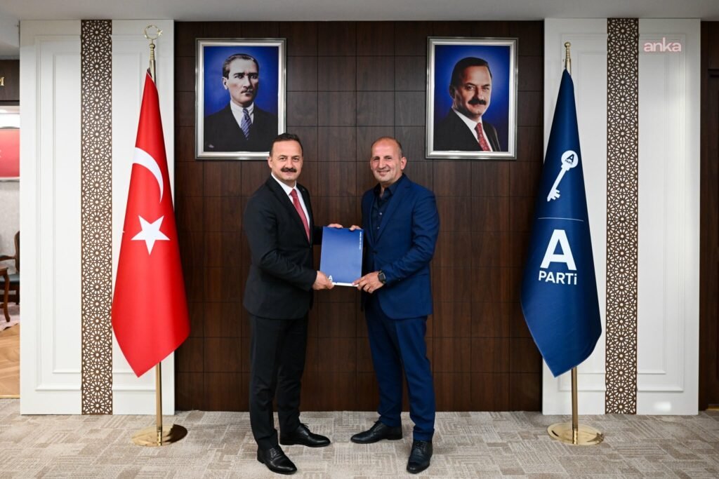 Ekonomi Yazarı Özcan Kadıoğlu Anahtar Parti’ye katıldı