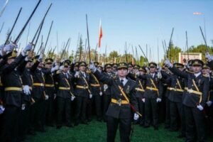 “Mustafa Kemal’in askerleriyiz” sloganı nedeniyle ihraç edilen teğmen için verilen “göreve iade” kararına durdurma