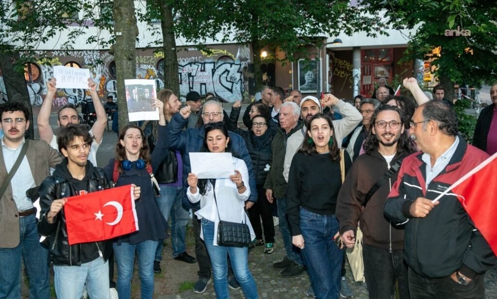 CHP Kurultayı’na iptal kararı… Berlin’de yaşayan CHP’liler kararı protesto etti