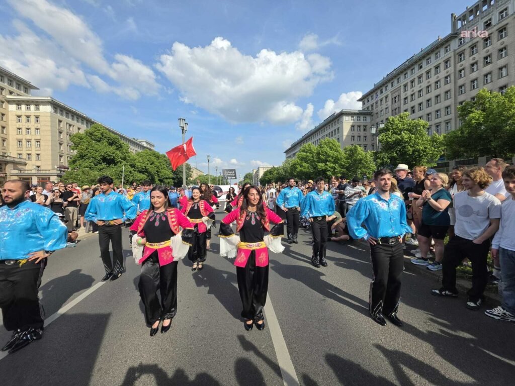 Berlin’deki “Kültürler Karnavalı”nda Türk rüzgârı