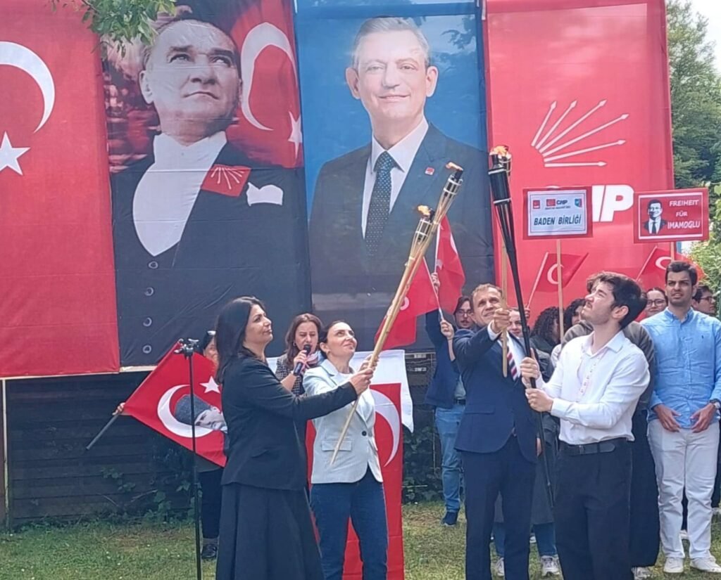 CHP Baden Birliğinin düzenlediği 19 Mayıs etkinliğinde Aydınlık meşalesi yakıldı