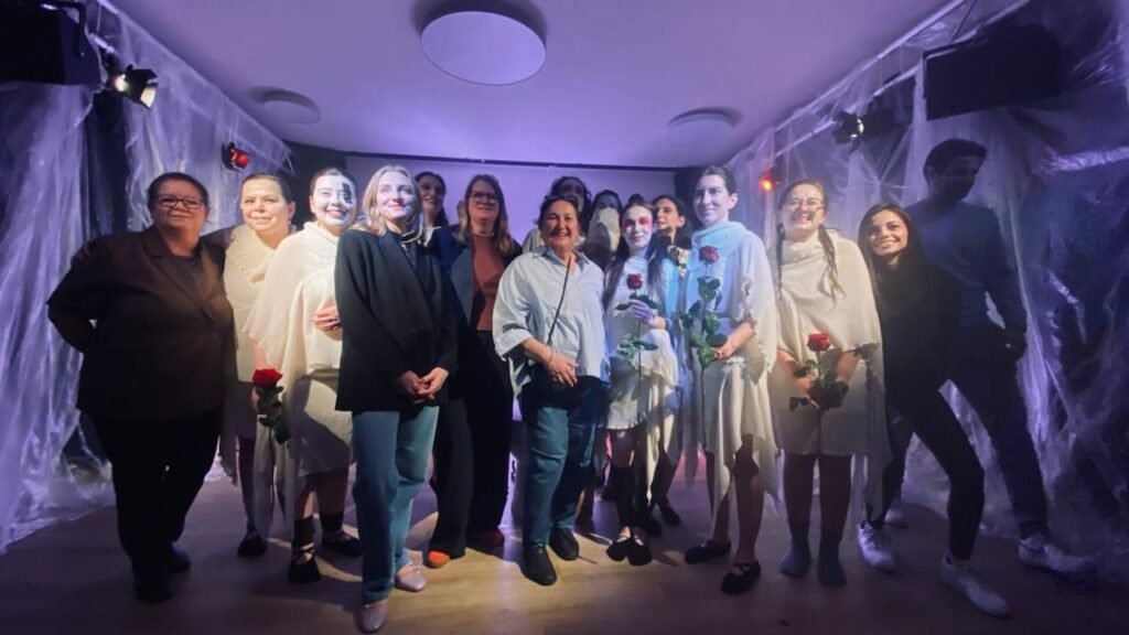 Berlin’de feminist kadınlar tiyatro grubu Divan’ın “İN MİR” oyunu sahnelendi