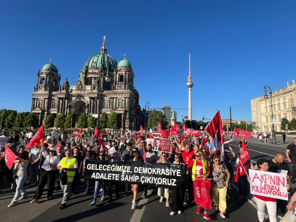 Berlin’de mutlak butlan kararı ve CHP Genel Merkezi’ne yapılan polis müdahalesine protesto