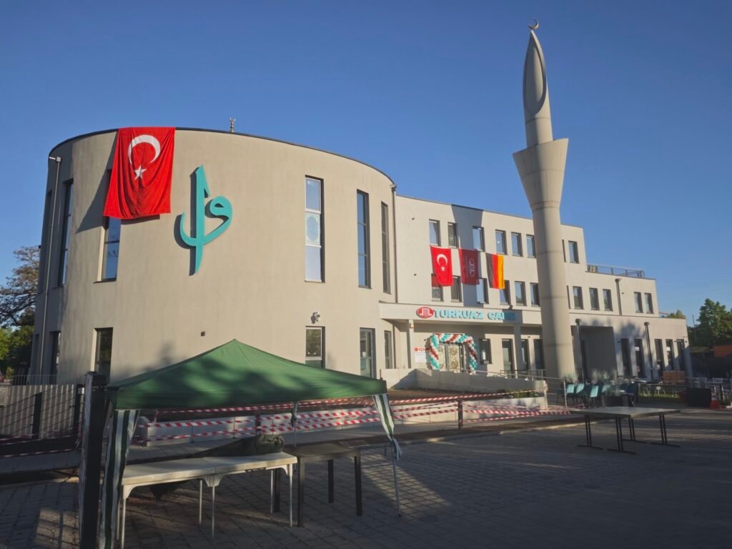 Regensburg DİTİB Turkuaz Camii dualarla ibadete açıldı