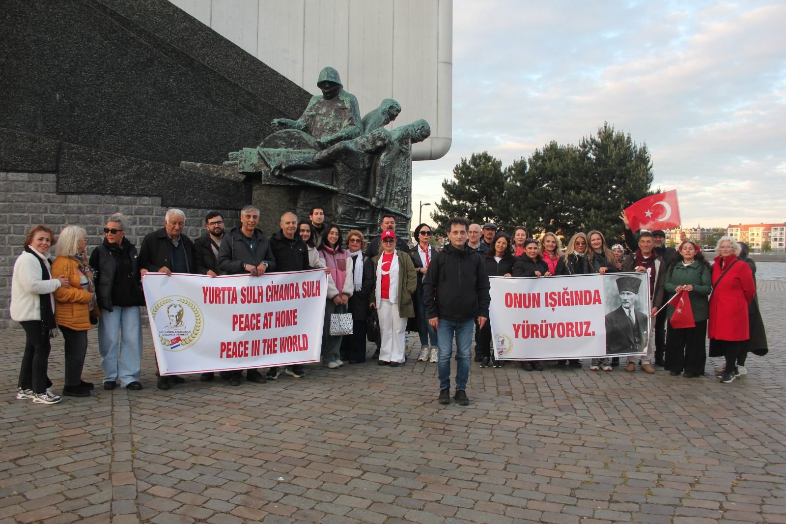 Rotterdam kentinde düzenlenen “Onun Işığında Yürüyoruz” etkinliğine yoğun ilgi 1 Hollanda 01